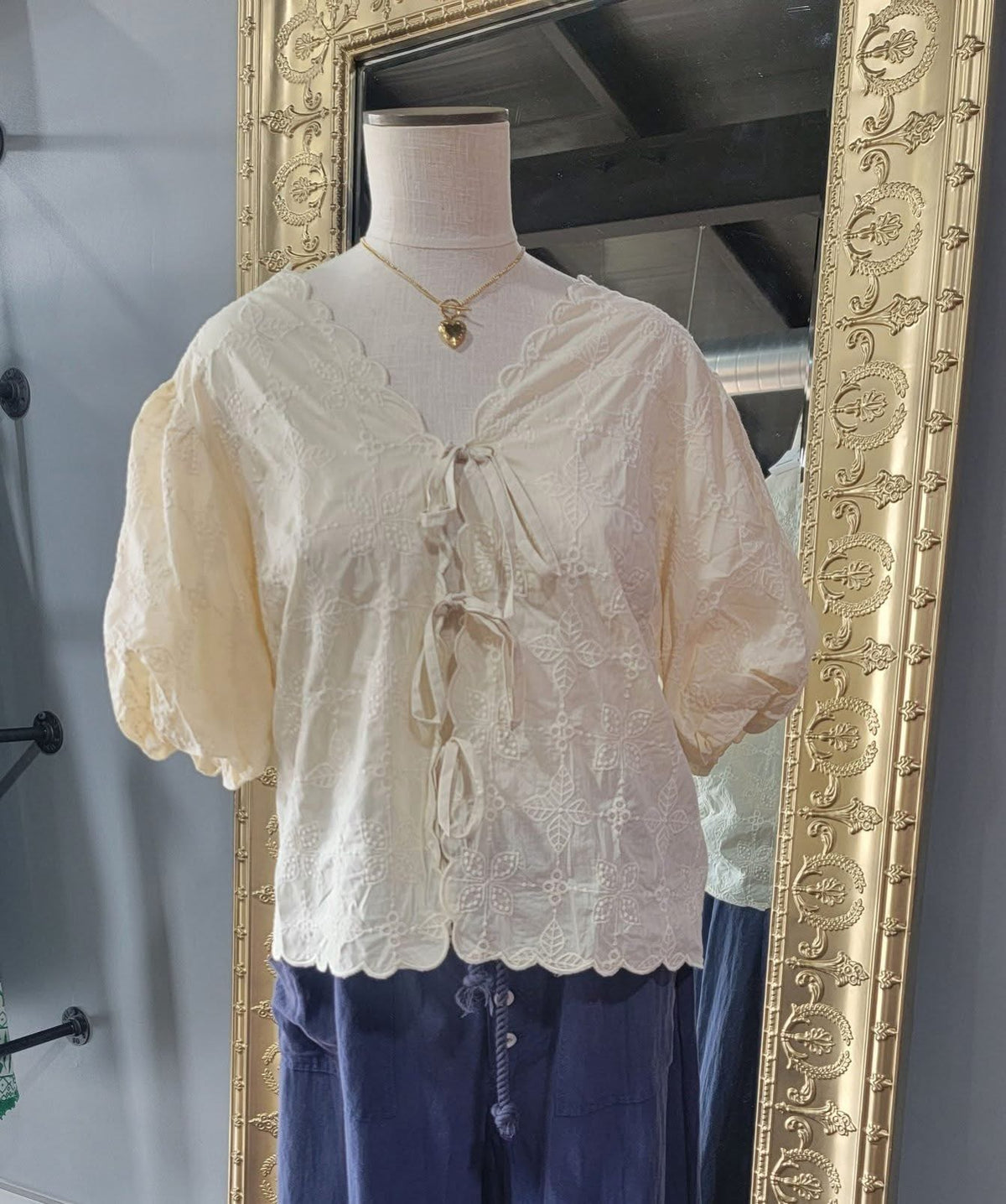 CREAM TIE FRONT TOP UMGEE